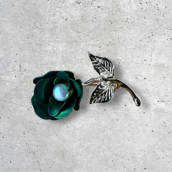 VINTAGE GREEN GOLD BROOCH FLORAL PEARL ACCENT RETRO PINUP GIFT GLAM - Picture 1 of 6